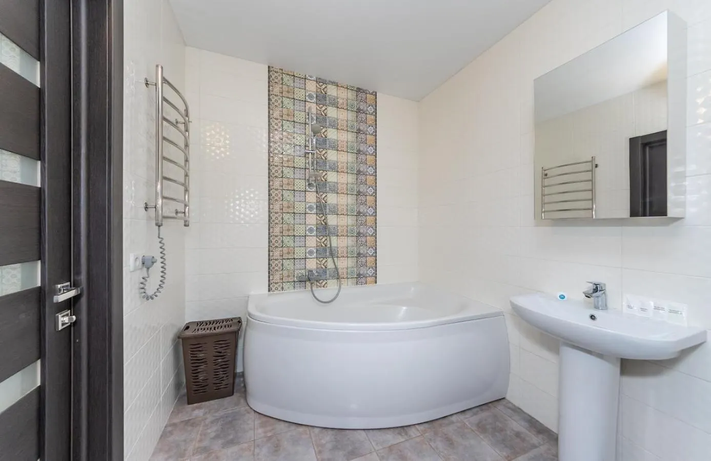 Apartment On Draghomanova 2A Kyiv
