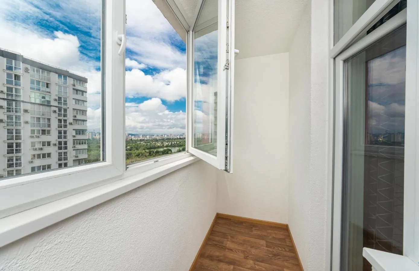 Apartment On Draghomanova 2A Kiev