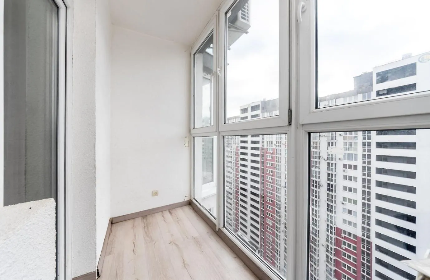Apartment On Draghomanova 2A Kiev